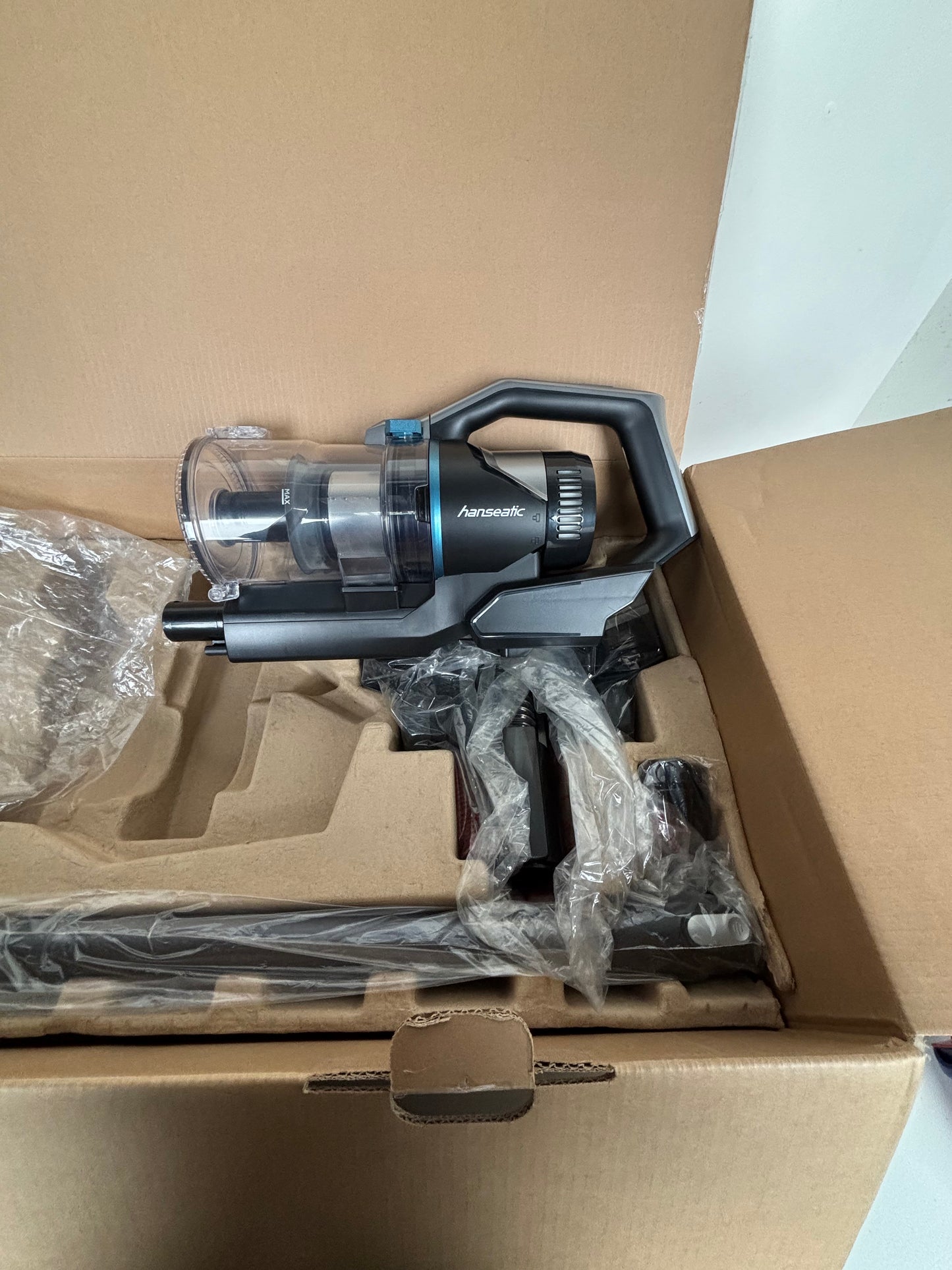 Hanseatic HVS165DBMC Akku-Stielstaubsauger LED Multifunktionsanzeige und beleuchtete Bürste